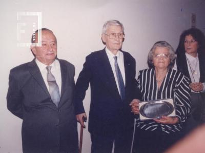 Dr. Emilio Poggio y Sra. de Assef (en el centro)