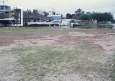 Zona Alberdi y Guardias Nacionales, hacia el oeste, durante creciente del río (casa barco)
