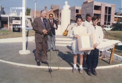 Duilio Cámpora hablando en acto frente a monumento a Belgrano