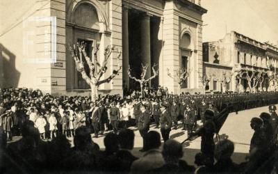 Desfile militar frente a la Iglesia