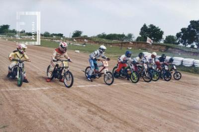 Línea de largada carrera motocicletas