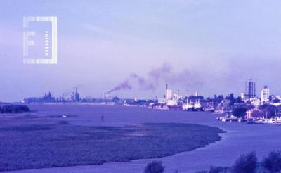 Vista del río, parte de la ciudad e industrias