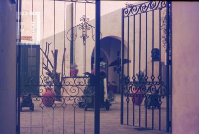 Casa del Acuerdo. Reja y patio