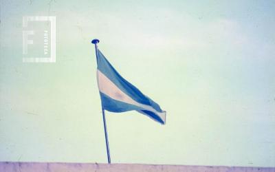Asta con bandera sobre la Casa del Acuerdo