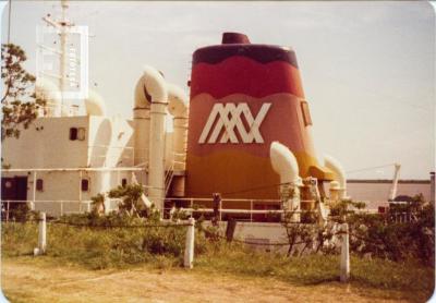 Buque atracado junto a barranca Parque San Martín