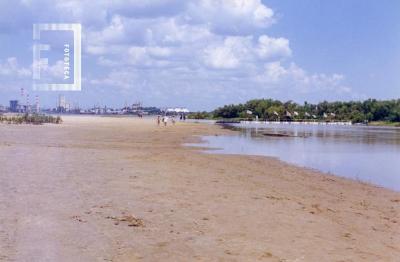Vista de la isla, arenal, con zona fabril al fondo