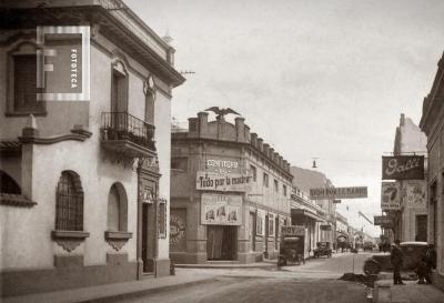 Calle Mitre hacia Francia, confitería El Águila