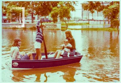 Costanera de San Nicolás inundada. Familia Lagorio en bote