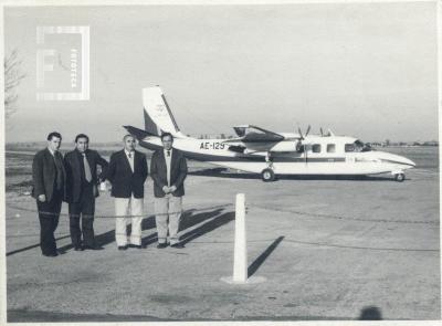 Grupo en Aeroclub. Avión de Fabricaciones Militares AE-129