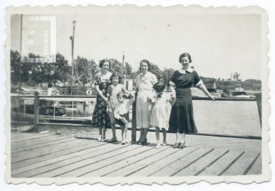 Alicia, Chirimba, José, Mota, Beatriz y Matilde en muelle Club de Regatas