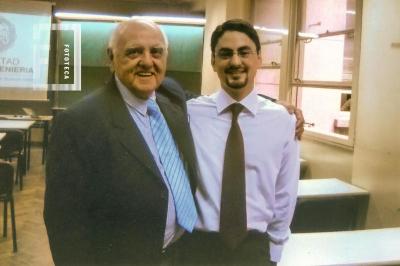 Roberto Artemio Otálora y su nieto Juan Pablo Martín en su graduaciónen la UBA