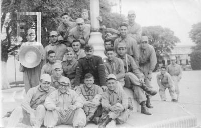 Grupo de soldados en cuartel