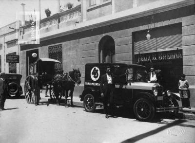 Vehículos de Luis Zanini en calle 25 de Mayo esq. Nación