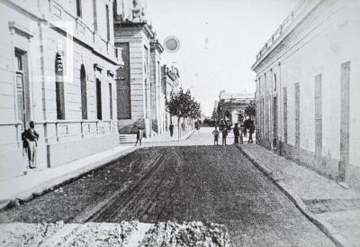 Calle Mitre desde altura Tribunales hacia plaza e iglesia