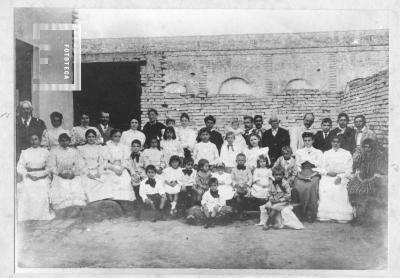 Grupo en patio (familias evangelistas)