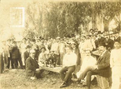 Grupo en el campo, con Serafín Morteo y otros