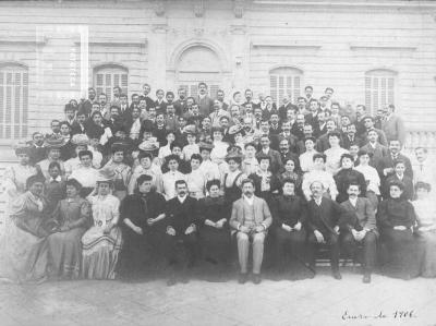 Grupo de personas y el Prof. Fabio Arámburu