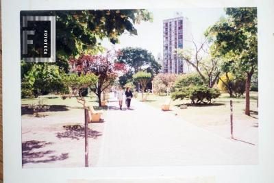 Plaza Mitre, vereda diagonal hacia el este
