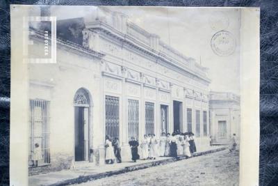 Escuela Normal (cruza la calle la Sra. de Besler)