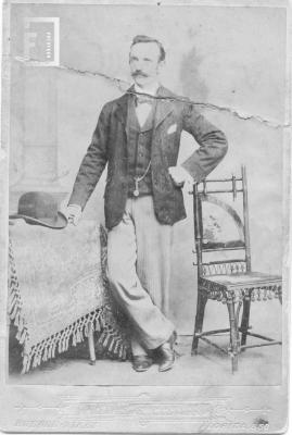 Sr. Roque Pietragalla de pie, apoyado en mesa