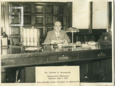 Comisionado Municipal Dr. Isidoro V. Echeverría en su despacho