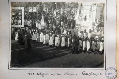 Los colegios en la Plaza. Cantando