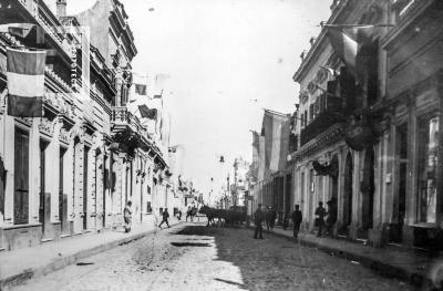 La calle Bme Mitre embanderada