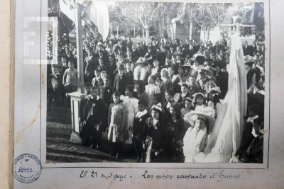 El 25 de Mayo. Los niños cantando el himno