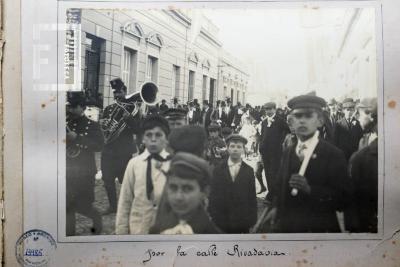 Por la calle Rivadavia