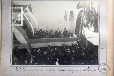 El Sr. Intendente Municipal Don Serafin Morteo inaugurando la calle Francia
