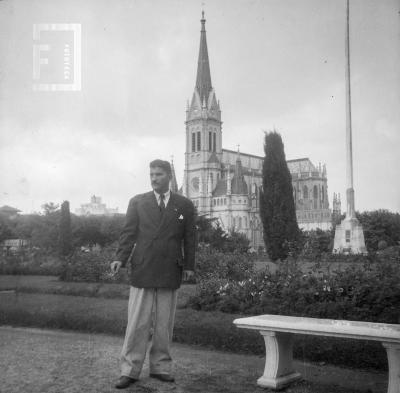 Astul Urquiaga con fondo iglesia, durante viaje Grupo Arroyo del Medio a Mar del Plata, Recital en Club Atlético, 24 de febrero 1951