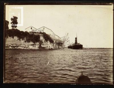 Barranca y embarcadero desde el río