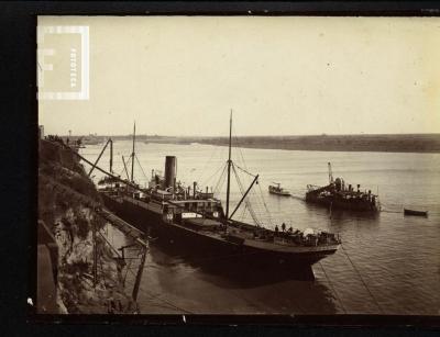 Barco en puerto Embarcaderos