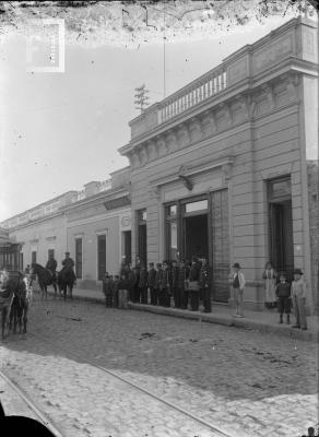 Personal del Correo en la puerta del mismo. Al lado se encontraba la fotografía de René Hardy