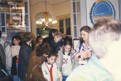 Gente visitando el Museo