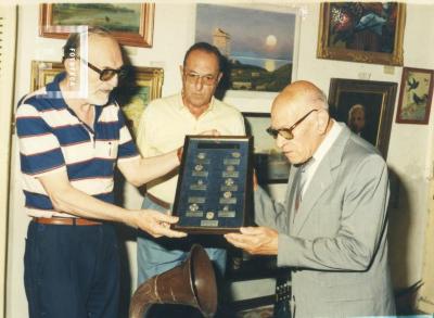 Atilio Milanta entrega cuadro a Gregorio S. Chervo