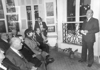 M. A. Migliarini presentando al Prof. J. M. González Conde