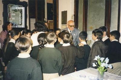 G. S. Chervo recibiendo alumnos del Inst. Pompeya en Museo