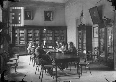 Grupo en la Biblioteca del Colegio Nacional, en la época en que ésta se fundó, año 1911 (1º izq. Carlos Bustos)
