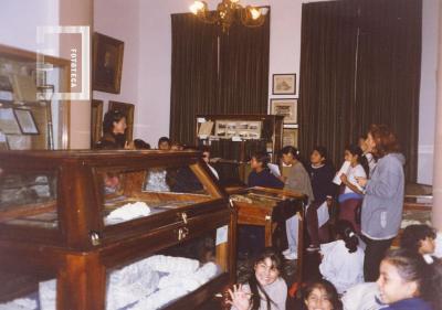 Niños dibujando en Sala Municipal Museo