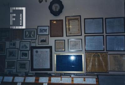 Fotografías, pergaminos y otros objetos en exposición
