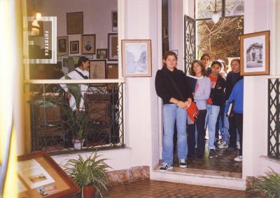 Gente visitando el Museo