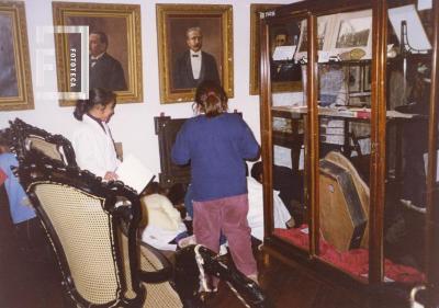 Niños dibujando en Sala Municipal Museo