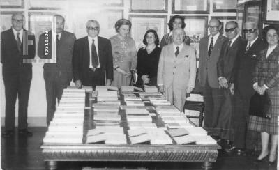 Grupo en exposición de libros en el Museo