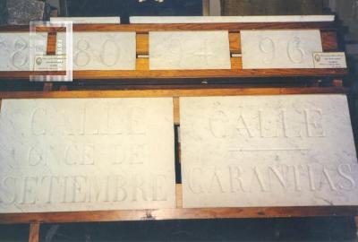 Placas de mármol con nombres de calles y numeración