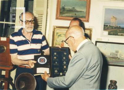 Atilio Milanta entrega libro y cuadro a Gregorio S. Chervo