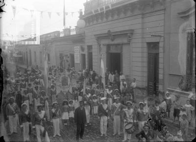 Comparsa //Marineros del Norte// frente al Correo