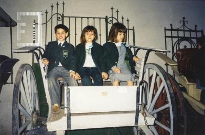 Alvarito Lynch, … y Luciana Siri en un carro del Sector Tradicional del Museo