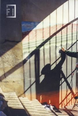 Artista Héctor Burgos pintando mural entrada Sector Tradicional Museo