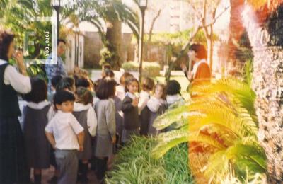 Alumnos Jardín de Infantes Escuela de la Paz, en jardín del Museo